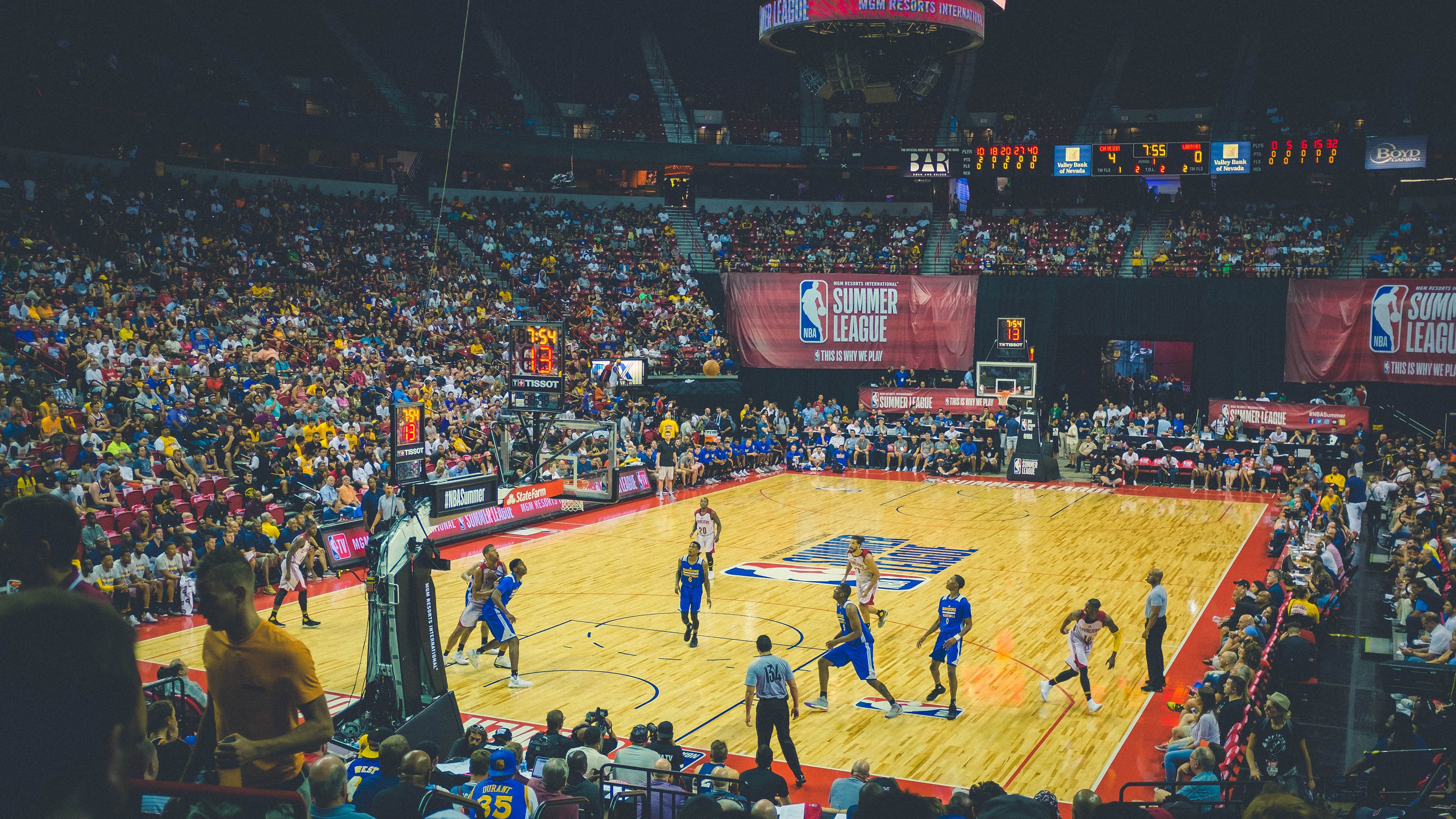 星空体育-库里连续五场比赛得分超过问鼎冠军，独行侠挑战极限！